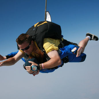 Želite da upoznate šeikovog sina? Onda pravac na Skydive! (VIDEO)