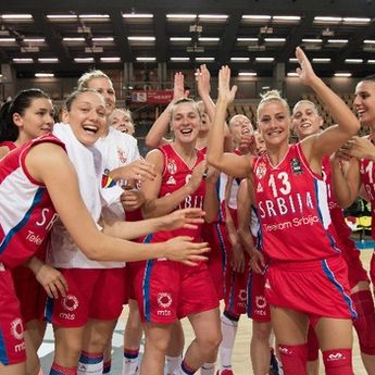 Ovacije: Srbija dočekala zlatne košarkašice (VIDEO)