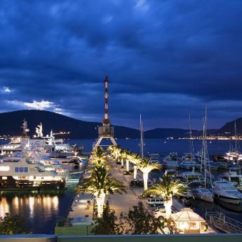 Mala, ali najlepša: Flights in Montenegro