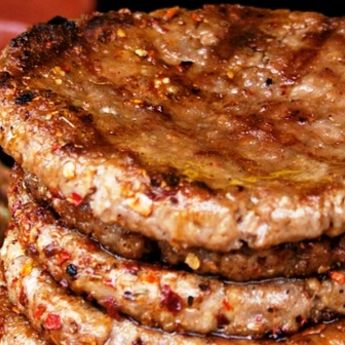 Leskovac: Napravljena najveća pljeskavica na svetu! (FOTO)