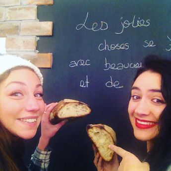 Francuskinje mese kroasane u sred Beograda