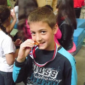 Stene kao izazov: Neustrašivi zlatni dečak iz Užica (FOTO)