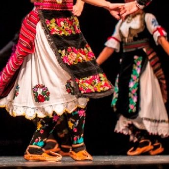 Praznik srpskog folklora: Nastup Ansambla KOLO u pustinji