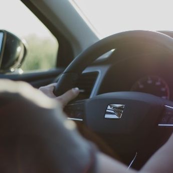 Biro vodič: Kako da zamenite srpsku vozačku dozvolu u UAE
