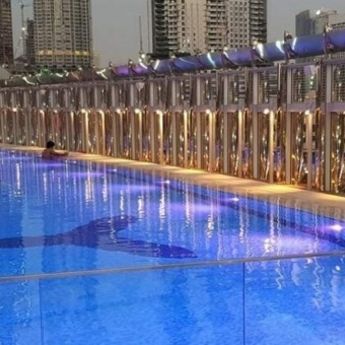 Brčkanje na bazenu u Burdž Kalifi za samo 50 AED!