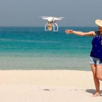 VIDEO DANA: Dostava kafe DRONOM na plaži u Dubaiju