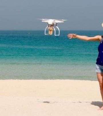 VIDEO DANA: Dostava kafe DRONOM na plaži u Dubaiju