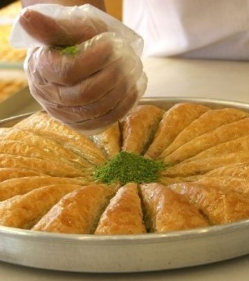 FOTO-PRIČA: U Tuzli napravljena baklava od 800 kilograma!