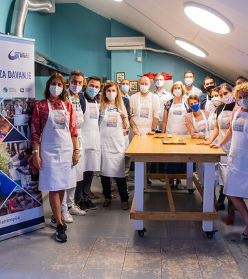 Novinari, kuvari i poznate ličnosti zajedno kuvali  za ugrožene