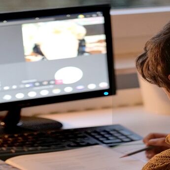 Zbog korone 24 škole u Dubaiju prelaze na onlajn predavanja