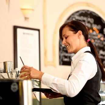 OGLAS: Posao za konobaricu u novom restoranu u Dubaiju