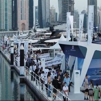 SAJAM JAHTI U DUBAIJU: Sve pršti od luksuza (VIDEO)