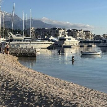 ​Januar u Tivtu: Kupanje u moru kao da je jul!