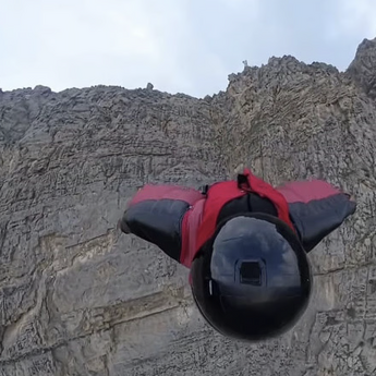 ​Emiratski letač u wingsuitu oduševio skokom sa Džebel Džaisa