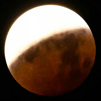 ​Krvavi Mesec očarao svet: Retka totalna pomrčina Meseca u slikama