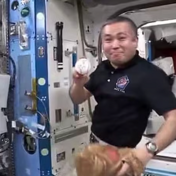 ​Japanski astronaut igra bejzbol u svemiru, Elon Mask oduševljen