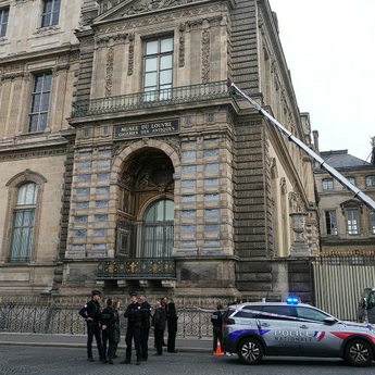 Pljačka veka u Luvru: Nestali kraljevski dragulji usred bela dana