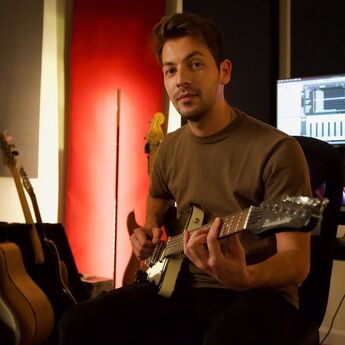 Srpski gitarista Nikola svira sa Robijem Vilijamsom na albumu &bdquo;Britpop&ldquo;